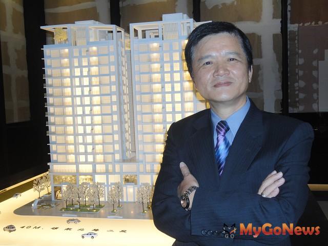 太豐廣告總經理鄭文郎看好青埔房市，以「富悅東方悅」為重新出發推案代表作。