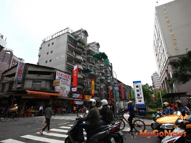 台北市6月買賣移轉棟數較5月衰退了6％，僅剩下3684棟，也結束了連續4個月的反彈格局。