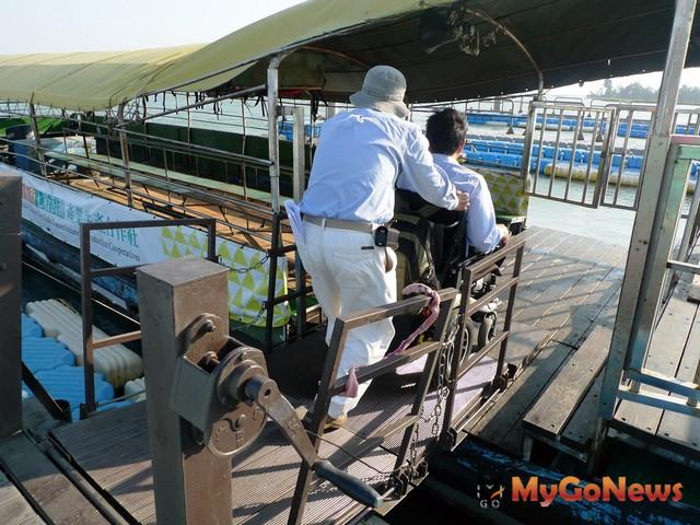 台江國家公園活動式登船板提供無障礙者上下船(圖：內政部)