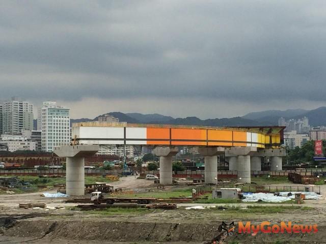 新北新亮點--環狀線新店溪跨橋，工程照(圖：新北市政府)