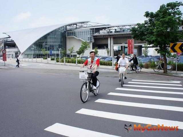 新竹縣政府響應節能減碳並改善塞車窘境，2012年4月初率先推動HTS免費快捷公車和愛心自行車。