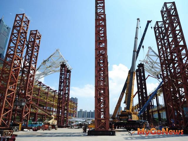 世貿會展中心預計2012年12月中旬完成吊裝，整體工程預定2013年底竣工。(圖片提供：高雄市政府)