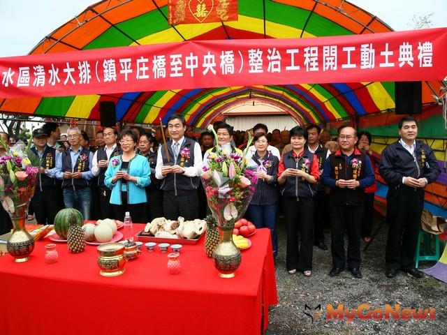 台中副市長黃國榮、市府水利局長劉振宇及清水區長顏秋月等人2013年5月2日都出席動土典禮。