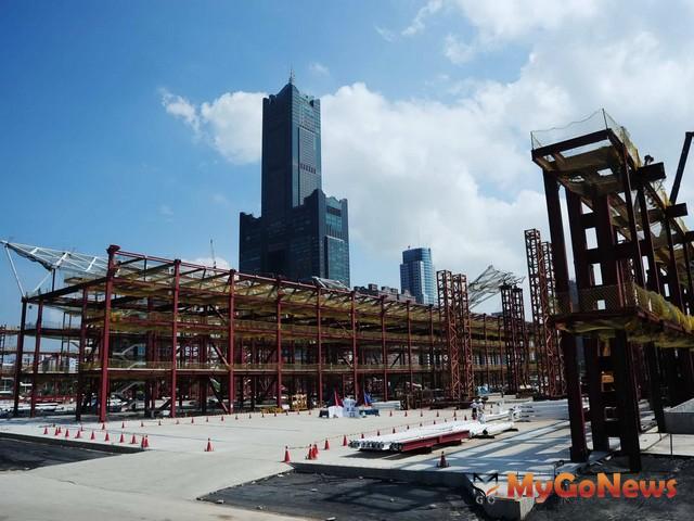 世貿會展中心9月開始進行南北展館大跨距主構架的吊裝作業。(圖片提供：高雄市政府)