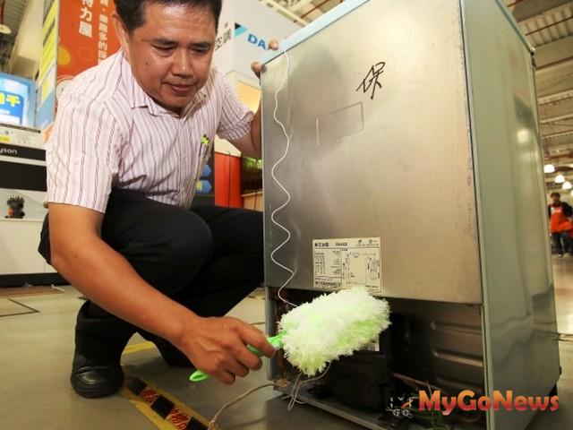 台北市冷凍空調技師公會 黃鴻河技示範如何清潔冰箱(圖：台北市政府)