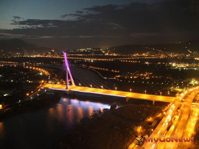 社子大橋夜間景觀照明映照基隆河河面，色彩繽紛，景緻宜人(圖：台北市政府)