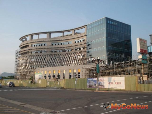 旗津新行政中心及新旗津醫院，預定2013年2月完工。(圖片提供：高雄市政府)