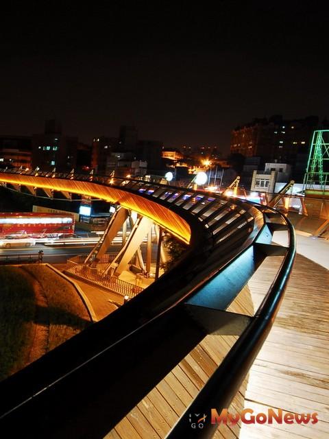 夜間的新鶯橋在光雕照明下，勾勒出優美龍型，更增添浪漫氣氛。(圖片提供：新北市政府)
