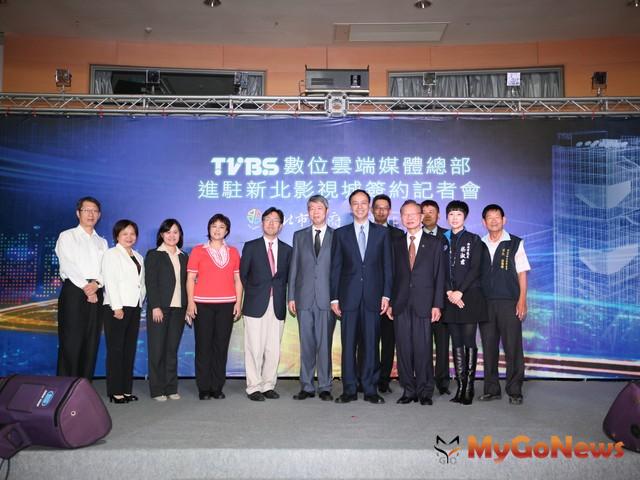 「新北影視城」在林口已然成形，TVBS董事長張孝威與市長朱立倫2012年10月25日完成購地簽約。