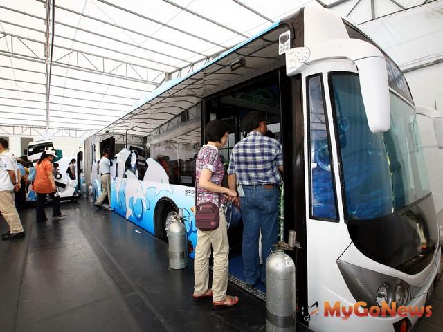 BRT雙節車體2013年6月19日在科博館首亮相(圖：台中市政府)