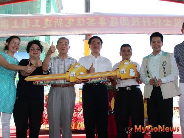 市長致贈金鑰匙給居民代表，象徵實現臺北市政府對拆遷戶妥善安置的承諾