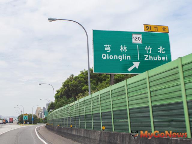 「墅自慢」距離竹北交流道只需要8分鐘，從竹北交流道往北接五楊高架道路，40分鐘車程可以進入雙北市