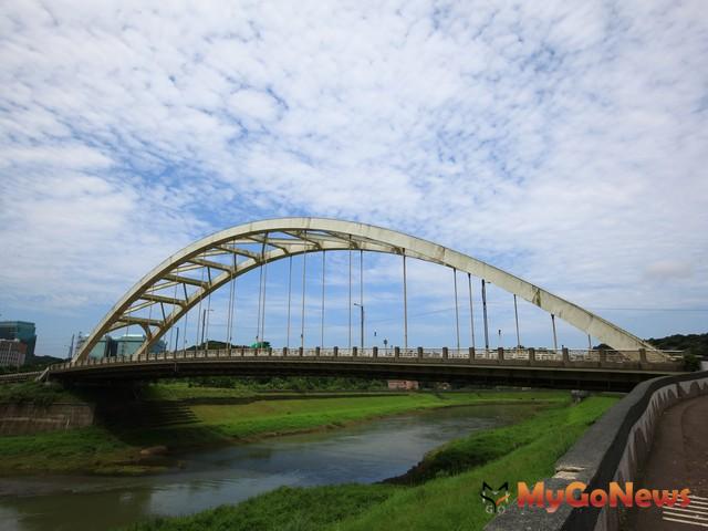 新北市汐止地區重要發展的聯絡道路「新江北橋引道延伸段」新闢工程，於2013年3月22日通車。
