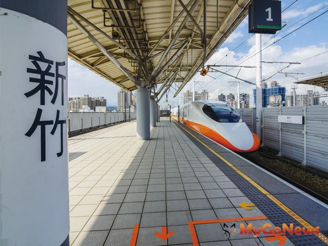 「墅自慢」出發，10分鐘可以抵達高鐵新竹六家站，搭乘高鐵往北，11分鐘之後抵達高鐵桃園青埔車站，轉機場捷運