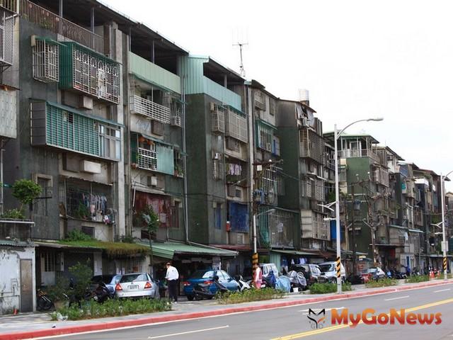 台灣房屋發言人倪培青表示，舊公寓買氣低落，間接刺激電梯華廈產品的成長。