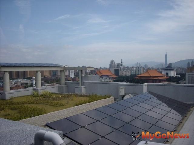 屋頂PV系統。於屋頂平台架設太陽能光電系統，所產生之電力，併入建築電力系統中，發電量達11.04千瓦(圖：台北市政府)