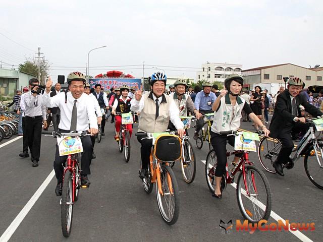賴清德特別與貴賓及鄉親騎乘自行車，慶祝這項期待已久的道路工程通車。(圖：台南市政府)