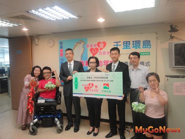信義房屋董事長周俊吉(左三)出席致贈罕病基金會民眾捐款活動